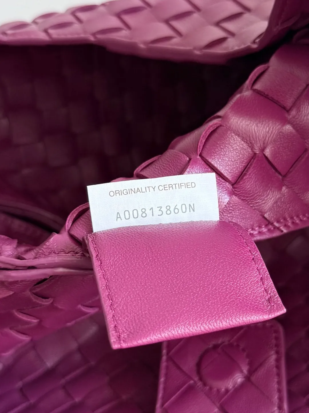 Batch 2160 new products are coming! BOTTEGA VENETA Bottega Veneta's 2025 new Campana shoulder bag is on the market~ First of all, I would like to praise the weight of this bag. As a not too small bag, it is very light for daily use. For people like me who need to carry a lot of belongings when going out, this advantage is great, and it greatly reduces the burden of traveling. 🛍️The shape is a bit like a combination of parachute and jodie. The blunt triangle shape is cute and honest. Carrying it on your back when going shopping is a good mood accelerator. The handles and body of the bag are both classic weaves. A tie is added to the original open design. If it is not tied up, the bag will look like a small vegetable basket when carried. Style number: 844249 Size: 33*20*16.5cm